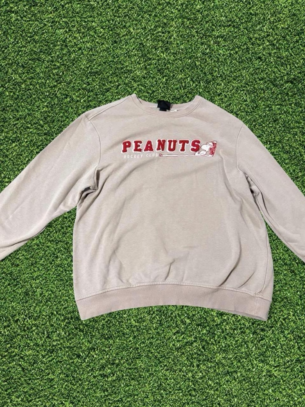 H&M Beige Crewneck Sweatshirt with Red PEANUTS Graphic